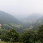 Breitbildfoto von der kleinen Kapelle in Zöch aufgenommen, mit Blick ins Valle di Muggio