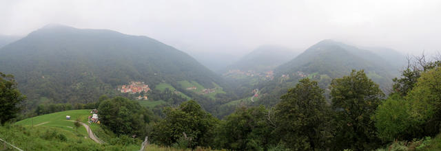 Breitbildfoto von der kleinen Kapelle in Zöch aufgenommen, mit Blick ins Valle di Muggio