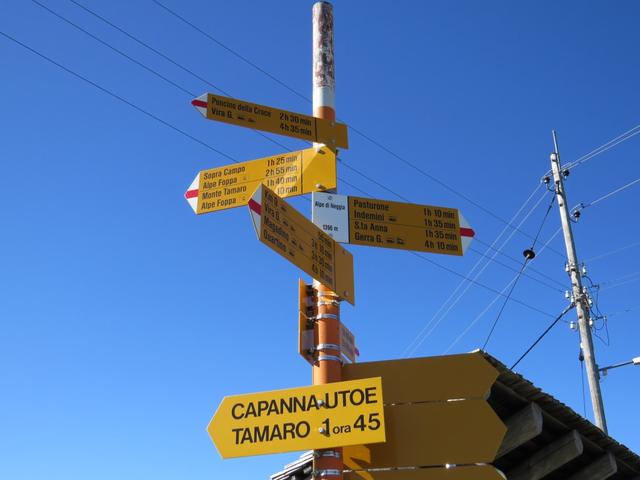 Wegweiser auf der Alpe di Neggia 1395 m.ü.M.