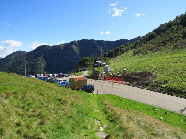 Blick zurück auf den Parkplatz auf der Alpe di Neggia 1395 m.ü.M.