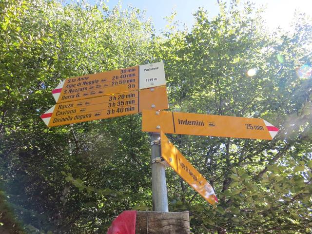 Wegweiser bei Pasturone 1219 m.ü.M. weiter geht es zum Oratorio di Sant' Anna