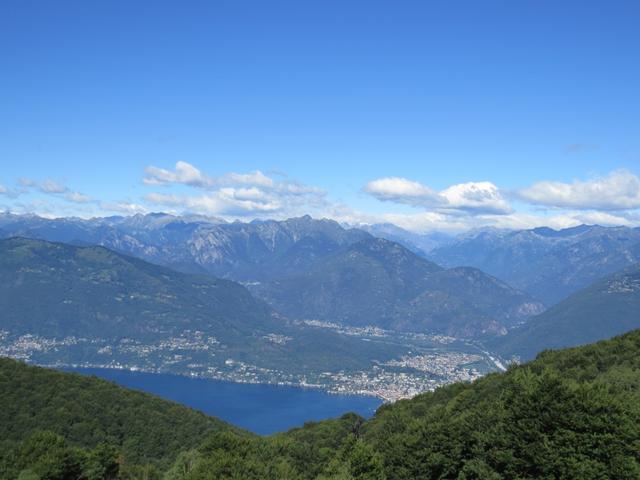 die Aussicht wird immer grossartiger. Hier der Blick auf den Lago Maggiore und Ascona