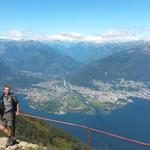 voller Stolz hält Franco die Tessiner Fahne in den Händen