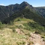 hier biegt der Wanderweg rechts ab Richtung Alpe di Neggia