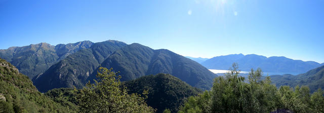 schönes Breitbildfoto mit Blick Richtung Cardada, Cimetta, Cima della Trosa und Madone. Dort oben waren wir auch schon