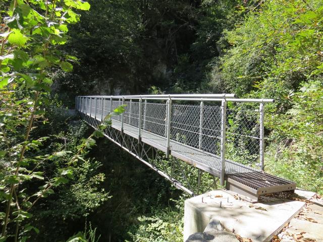 über eine tiefe Schlucht führt diese eiserne Brücke