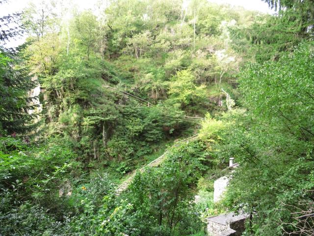 wir haben die kleine Schlucht vom Ri du Mulitt erreicht. Gut ersichtlich der Weg auf der anderen Seite der Schlucht