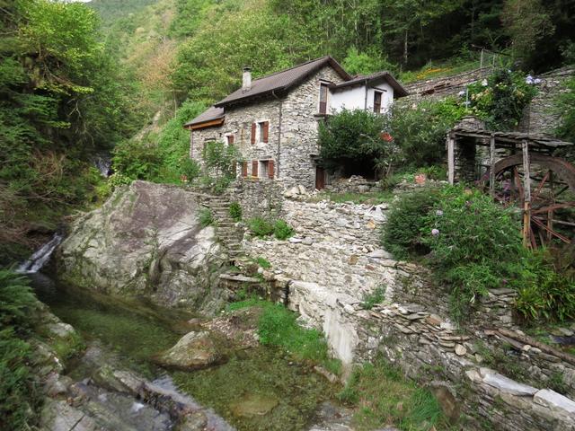 Blick zurück auf die ehemalige Mühle und die kleine Schlucht vom Ri di Mulitt