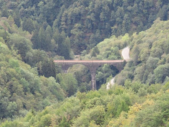 gut ersichtlich auch die Brücken der Centovallibahn