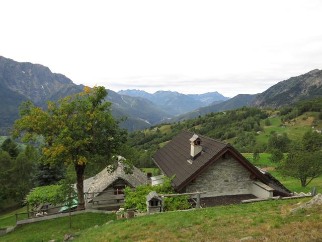 die ersten Häuser von Monte di Comino tauchen auf