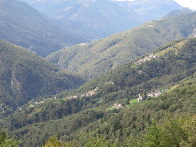 Blick ins Centovalli mit den Dörfer Verdasio, Lionza und Costa