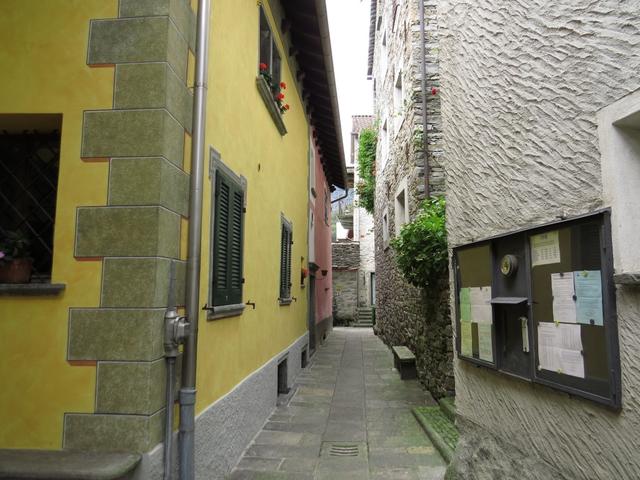 der Wanderweg führt durch das verschlafene Dorf Verdasio