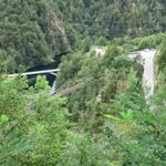 Blick auf das Centovalli mit Eisenbahnbrücke der Centovallibahn