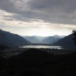 wir hoffen auf besseres Wetter und starten die Wanderung. Blick auf den Lago Maggiore