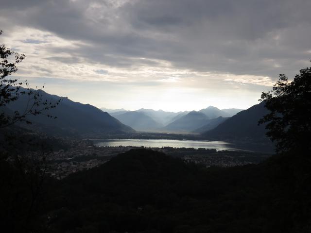 wir hoffen auf besseres Wetter und starten die Wanderung. Blick auf den Lago Maggiore