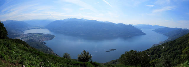 sehr schönes Breitbildfoto mit Blick auf fast den ganzen Lago Maggiore
