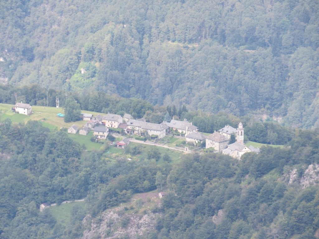 Tiefblick nach Rasa dorthin geht unsere Wanderung