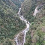 Tiefblick von der Seilbahn aus in die Schlucht der Melezza