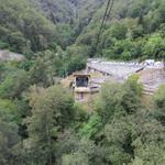 Ankunft bei der Talstation der Seilbahn in Verdasio. Direkt daneben befindet sich der Bahnhof der Centovallibahn