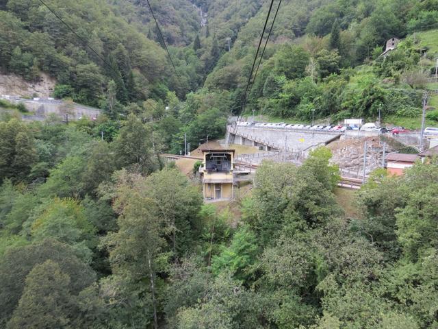 Ankunft bei der Talstation der Seilbahn in Verdasio. Direkt daneben befindet sich der Bahnhof der Centovallibahn