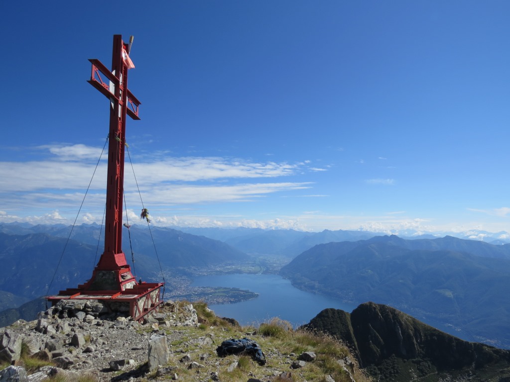 wir stehen beim Gipfelkreuz des Gridone 2188 m.ü.M.