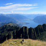traumhaft schönes Breitbildfoto. Fast 2000 Höhenmeter tiefer liegt der Lago Maggiore