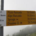 Wegweiser auf Corte Nuovo 1635 m.ü.M. von hier aus beginnt der lange Aufstieg auf den Pizzo Ruscada
