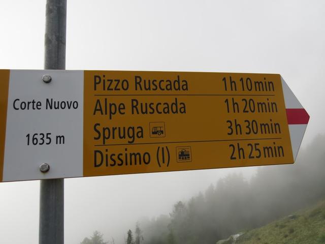 Wegweiser auf Corte Nuovo 1635 m.ü.M. von hier aus beginnt der lange Aufstieg auf den Pizzo Ruscada