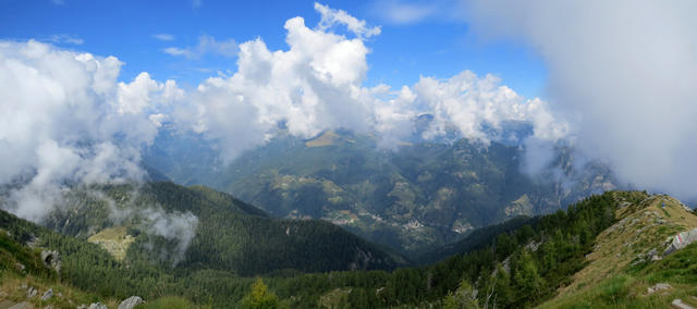 schönes Breitbildfoto mit Blick ins Valle Onsernone