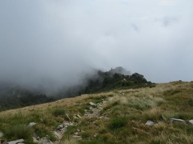 auf der anderen Seite mit Blick ins Centovalli. Leider verdecken Wolken die Sicht