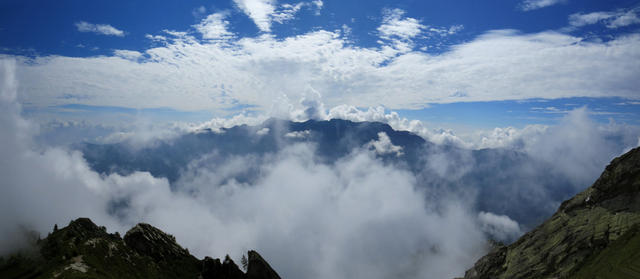 schönes Breitbildfoto mit Blick in das Centovalli. Die Wetterküche kocht