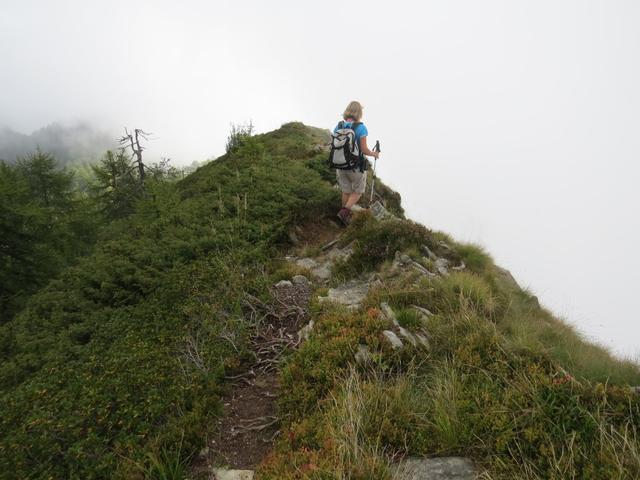 hier ist der Weg ausgesetzt. Bei Nässe oder schlechtem Wetter ist das begehen der Abkürzung abzuraten