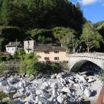 über diese Brücke führt der Wanderweg über die Rovana