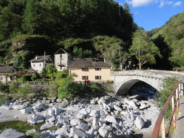 über diese Brücke führt der Wanderweg über die Rovana