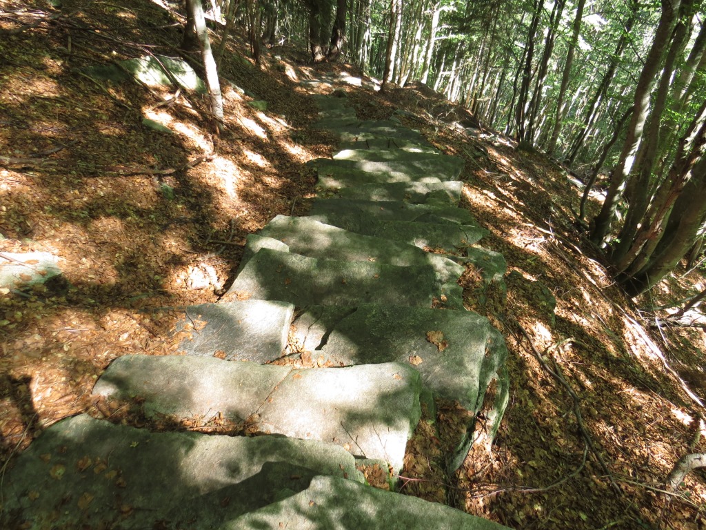 unendlich viele Steintreppen führen abwärts