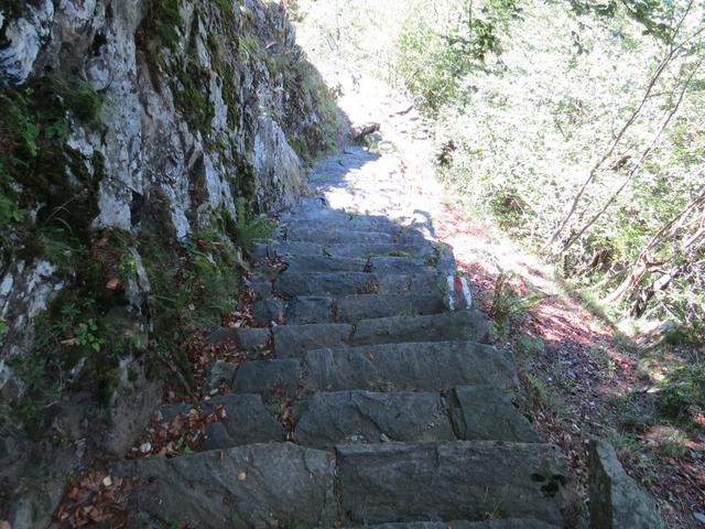 ohne Treppen könnte man hier kein Weg bauen. Es geht zu steil abwärts