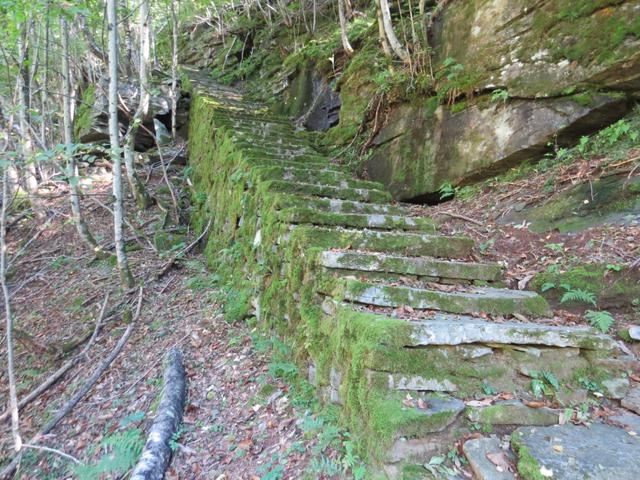 eine unglaublich schöne Steintreppe führt uns hinauf Richtung Faido