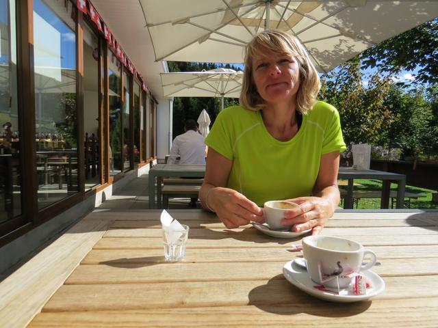 bei der Bergstation hat es ein schönes kleines Restaurant. Hier haben wir bei schöner Aussicht ein Kaffee genossen