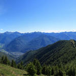 sehr schönes Breitbildfoto mit Blick Richtung Bellinzona, Riviera und das Valle Mesolcina