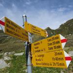 Wegweiser bei der Capanna Albagno 1903 m.ü.M.