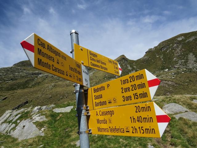 Wegweiser bei der Capanna Albagno 1903 m.ü.M.