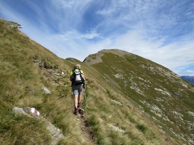 über Serpentinen gewinnen wir an Höhe und wandern zum Grat hinauf