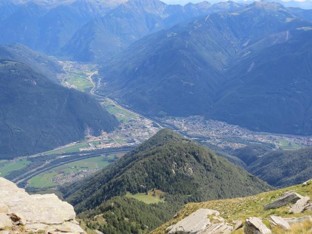 Blick Richtung Bellinzona, Riviera und das Valle Mesolcina