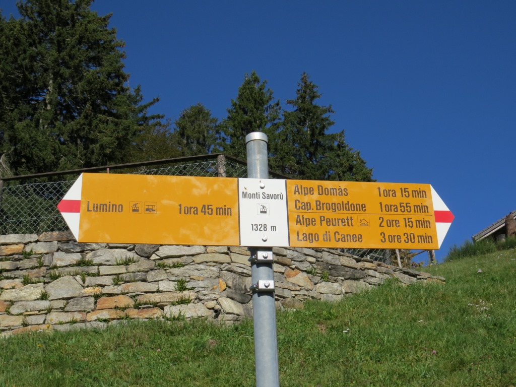 Wegweiser bei der Bergstation auf Monti di Saurù 1328 m.ü.M. unsere heutige Bergtour wird uns auf den Pizzo di Claro führen
