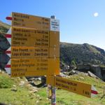 Wegweiser bei der Capanna Brogoldone 1910 m.ü.M. Der Hinweis Pizzo Claro fehlt