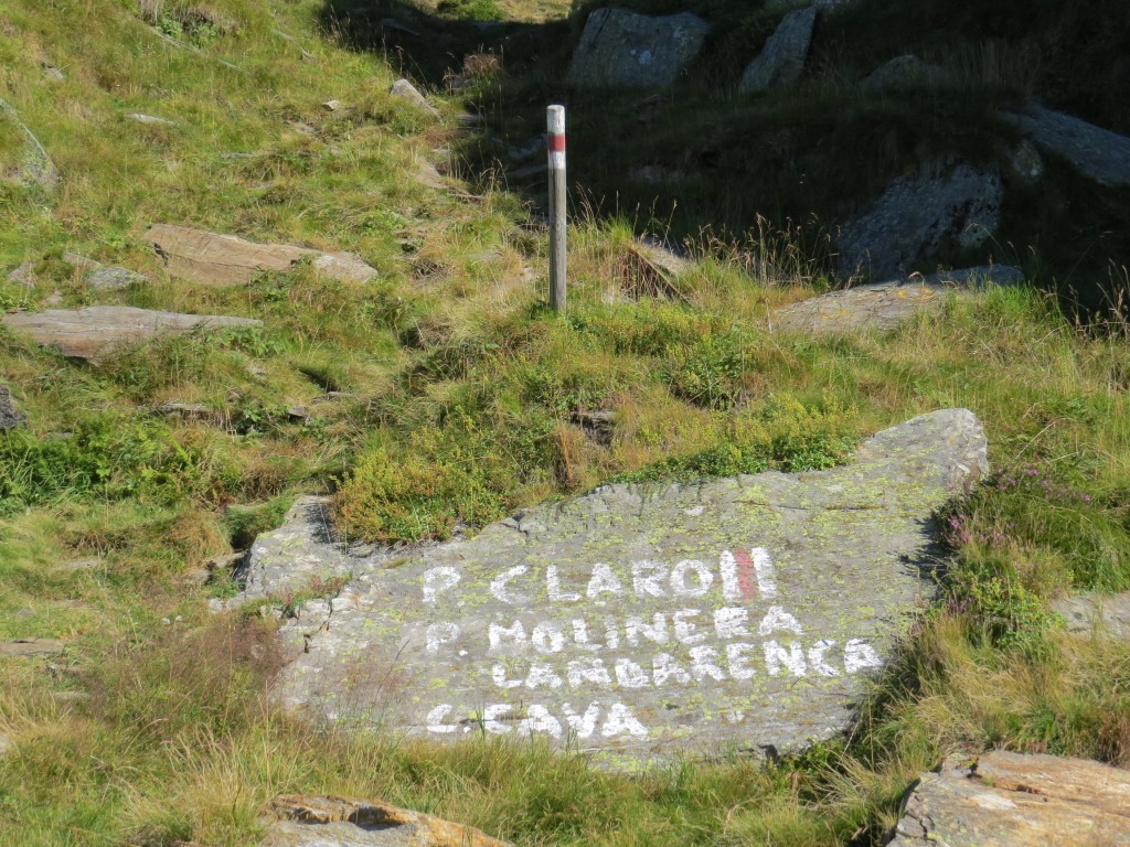 dafür ist der Hinweis und die Richtung auf einem Felsen daneben geschrieben?!