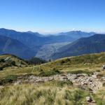 Blick zurück zur Capanna Brogoldone und auf die Ebene von Bellinzona