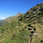 alles der Flanke des Piz de Molinera entlang, führt der Bergweg hinauf Richtung Passo di Mem