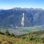 sehr schönes Breitbildfoto der Leventina. Der Blick reicht über Bellinzona hinaus auf die Magadinoebene