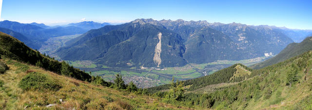 sehr schönes Breitbildfoto der Leventina. Der Blick reicht über Bellinzona hinaus auf die Magadinoebene